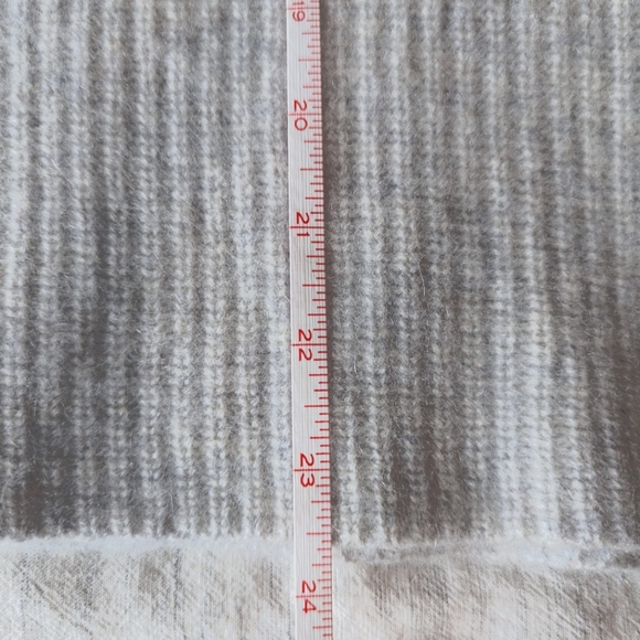 *HALOGEN* V-Neck 100% Cashmere Sweater w/ Side Slit Tie Heather Gray, Medium EUC - Picture 10 of 11